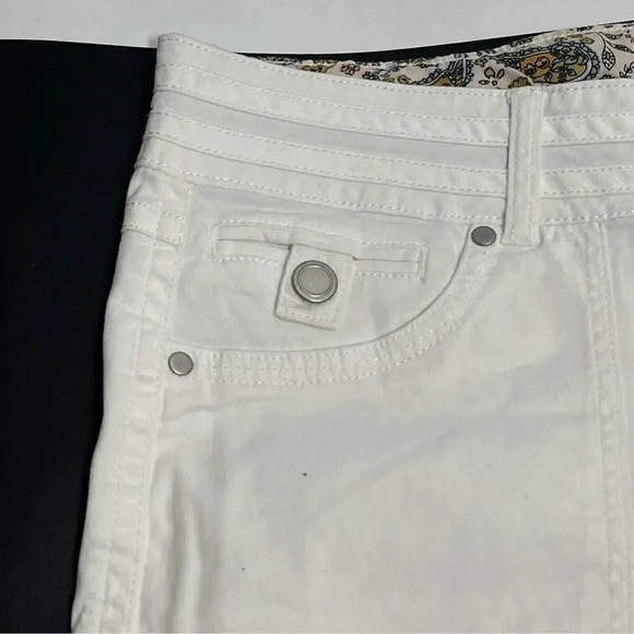 Dakota Blue Women's Short Mid Rise withh Pockets Flap with Button WHITE - Picture 2 of 7